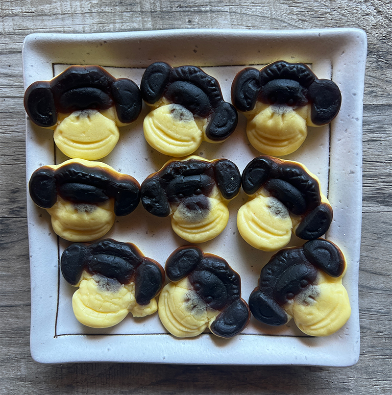 Licorice that look like monkey heads, with marshmallow.